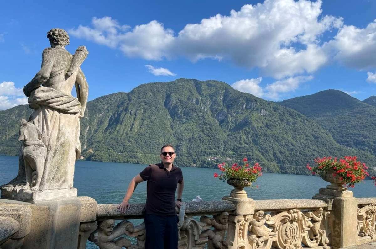 A toursit enjoying early summer warmth at lake Como, Italy, photo by Next Level of Travel