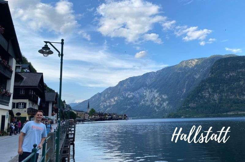 a tourist in the Austrian town of Hallstatt by the lake, photo by Next level of travel