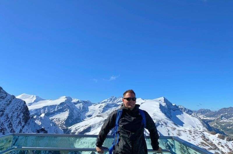 tourist on the top of the Kitzsteinerhorn around Zell am See, Austria, photo by Next level of travel