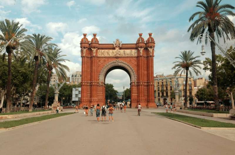 Arco de Triunfo, part of Barcelona walking tour