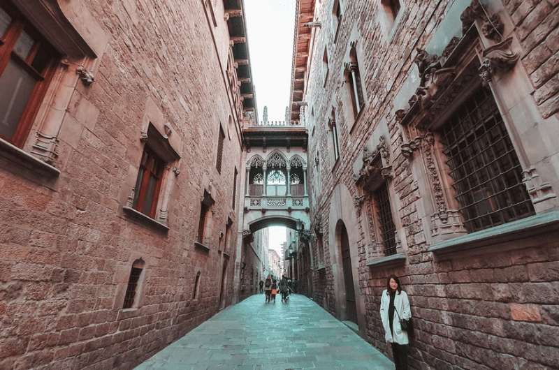 self-guided tour around Barcelona, Calle del Bisbe