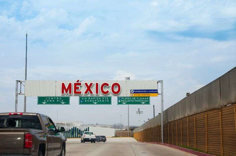 The Mexico border, driving in Mexico