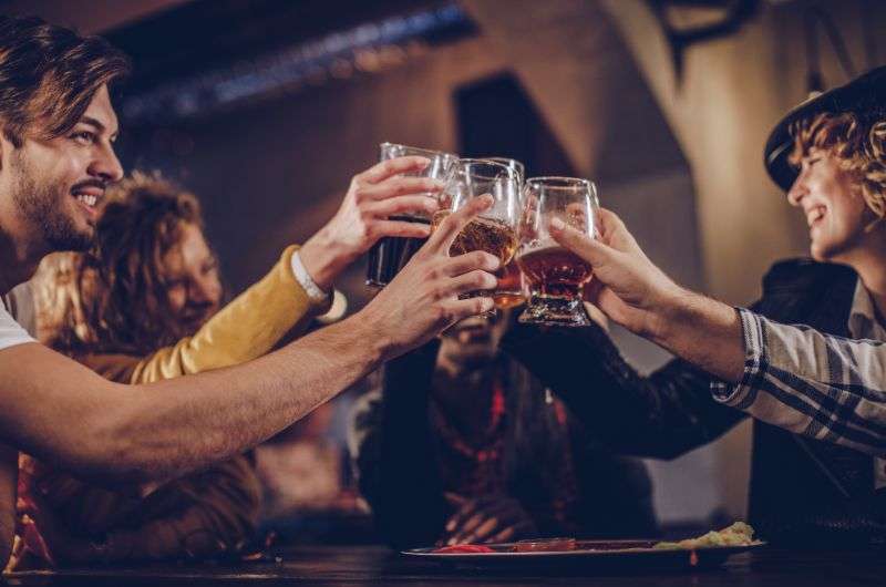 People at a bar drinking beer