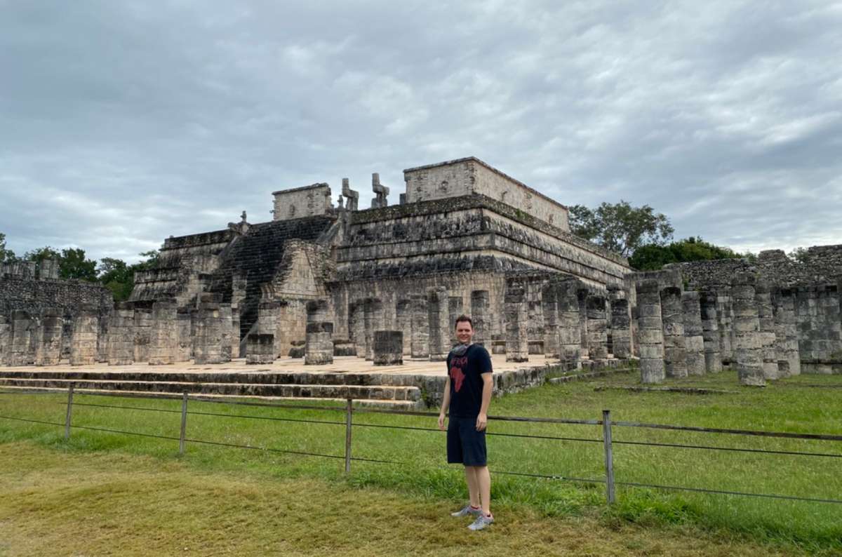 a tourist posing in front of the mayan ruins of Chichen Iztá on the Yucatan peninsula, Mexico, photo by Next Level of Travell