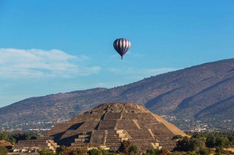 Hot air balloon flight over Teotihuacan ruins, Mexico