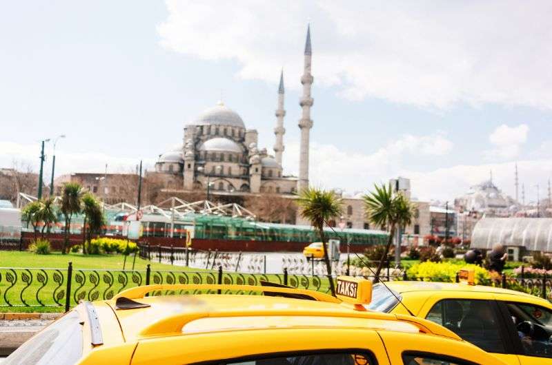 Taxis near a mosque in Istanbul, choosing an area to stay in in Istanbul 
