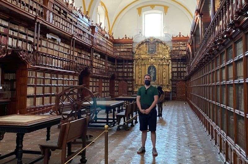 Me in Biblioteca Palafoxiana, one of Puebla attractions