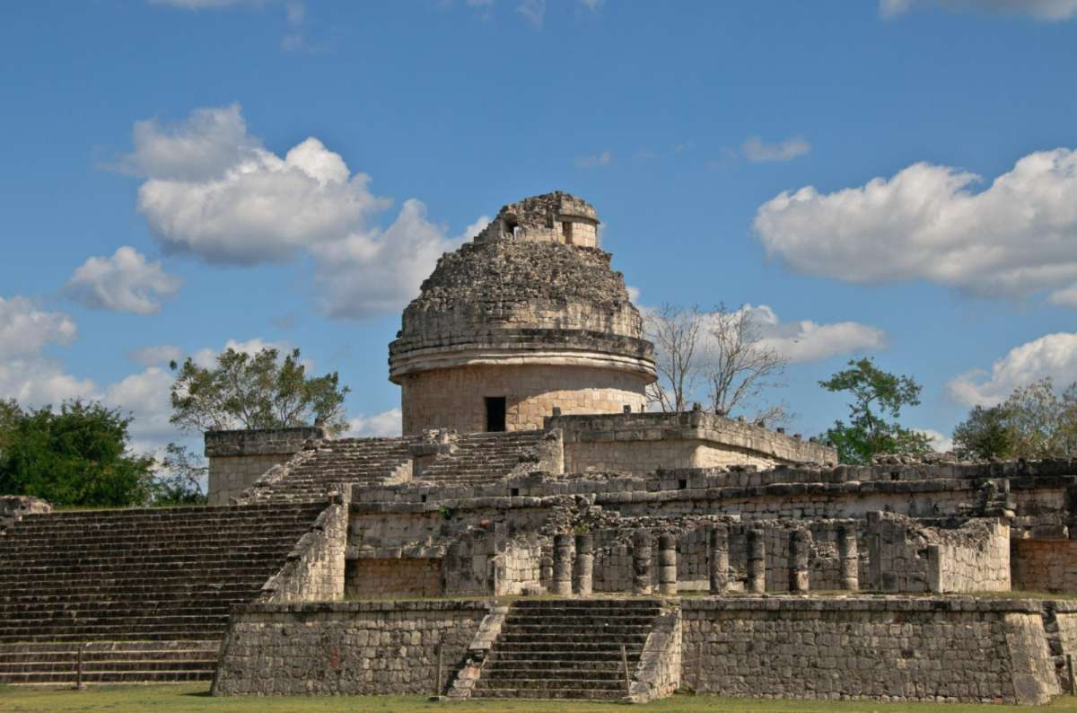 a photo of El Caracol, the round Maya observatory at Chichén Itzá, Mexico