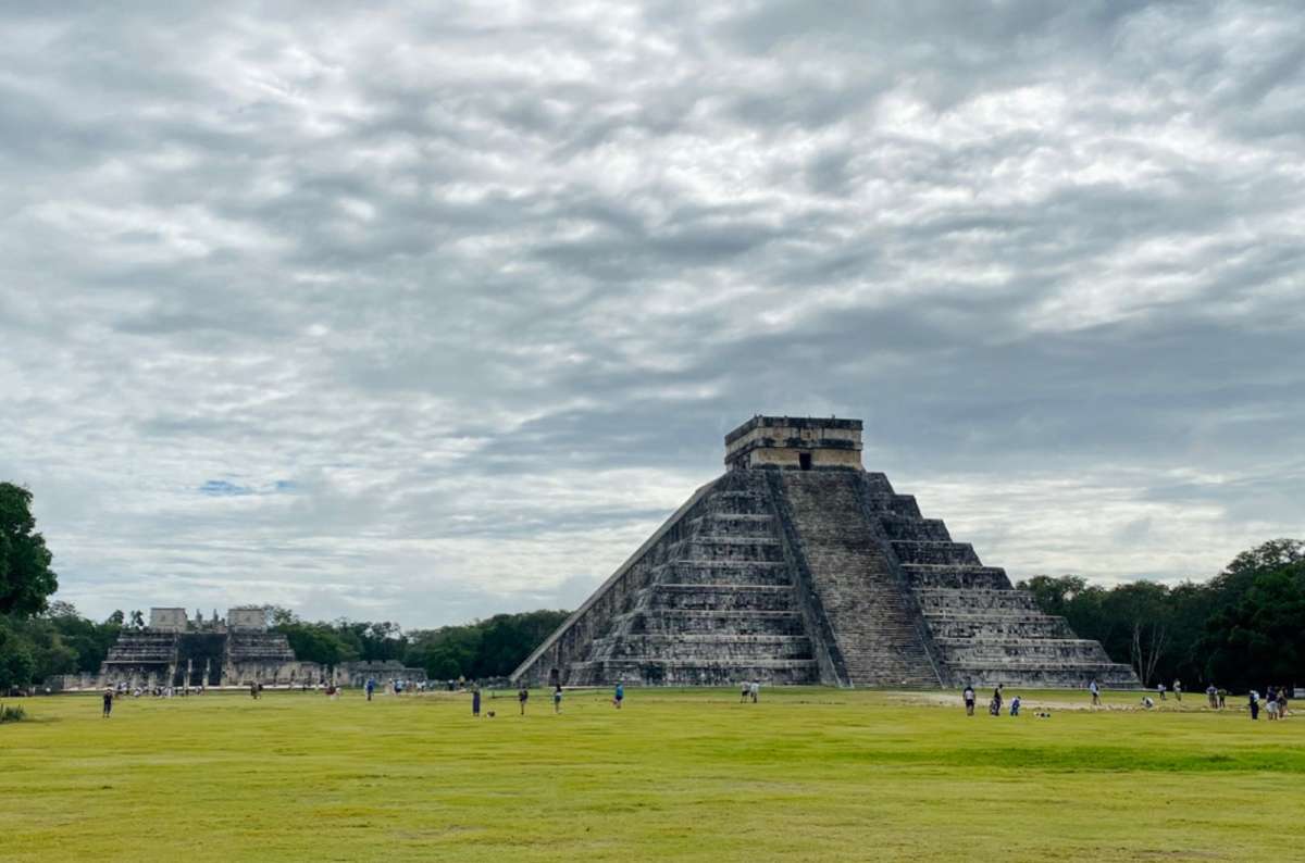 photo of El Castillo pyramid at Chichén Itzá with the Temple of the Warriors in the background, Mexico, photo by Next Level of Travel