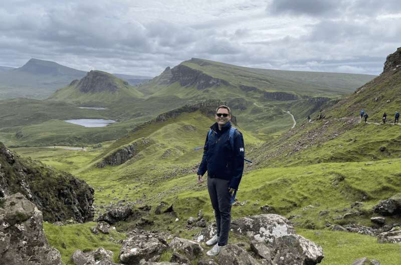 Quiraing hiking trail with loch view