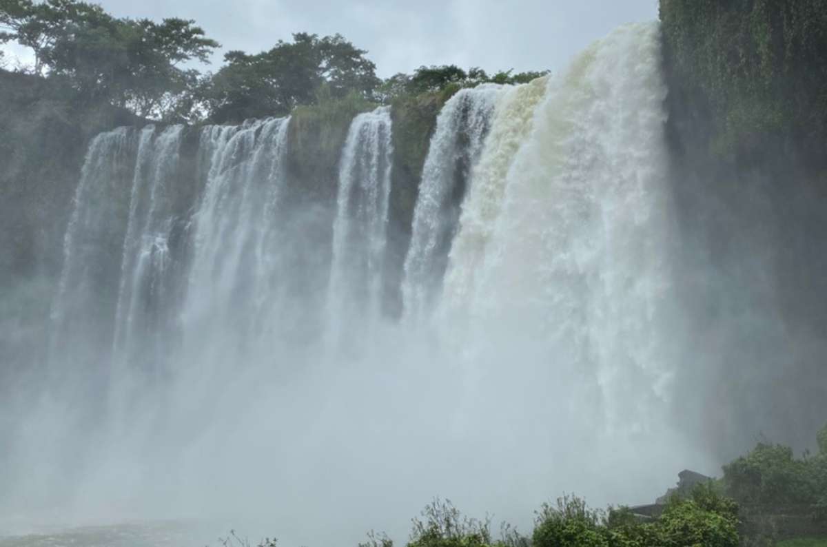 a photo of the wide curtain of the Salto de Eyipantla waterfall in full flow, Salto de Eyipantla, Veracruz, Mexico, photo by Next Level of Travel