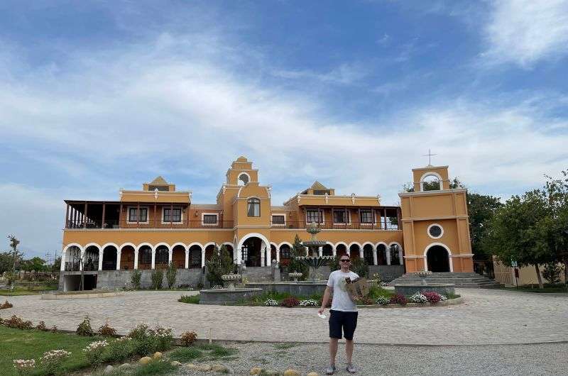 tourist in front of the Hotel & Hacienda La Caravedo, Peru, photo by Next level of travel