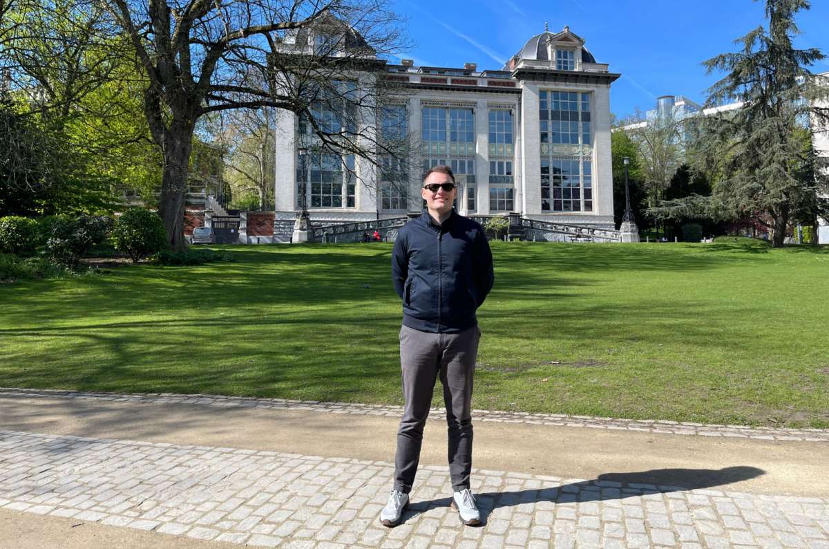 photo of a tourist standing in front of a house in Brussels, Belgium, on a sunny srping day, photo by Next Level of Travel