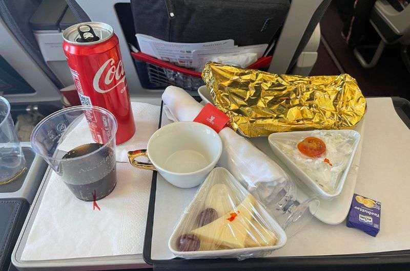 Meal service on Austrian Airlines Premiu Economy, photo of plates an cups