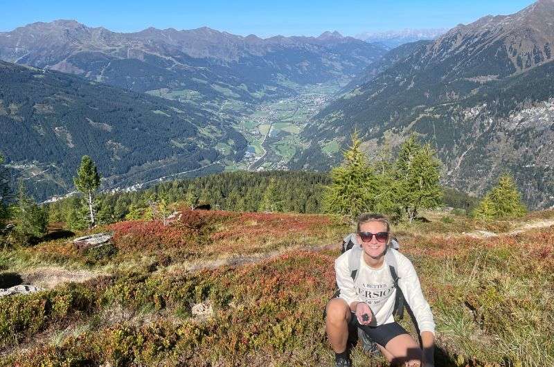 traveler on a hike picking blueberries, Bad Gastein, Austria, photo by Next level of travel