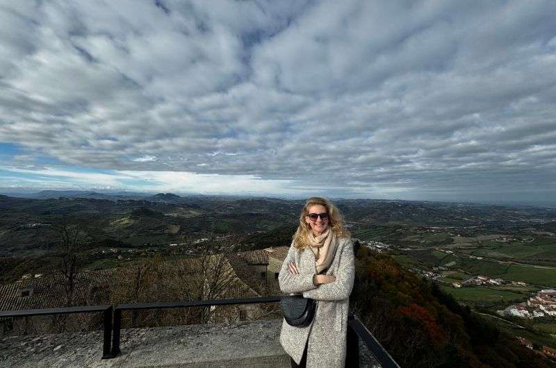 traveler with a view of San Marino, photo by Next level of travel