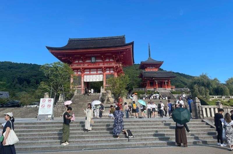 travelers in front of Kiyomizudera in Kyoto, Japan, photo by Next level of Travel