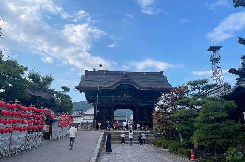 Zenko-ji, the temple, Japan, photo by Next level of Travel