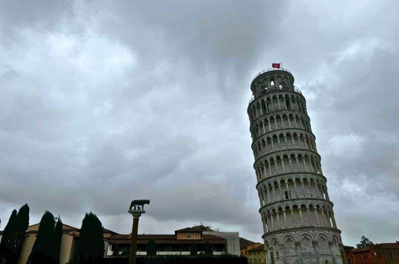 The Leaning Tower of Pisa, silhouette of the statue of Romulus and Remus, how to spend one day in Pisa, photo by Next level of travel