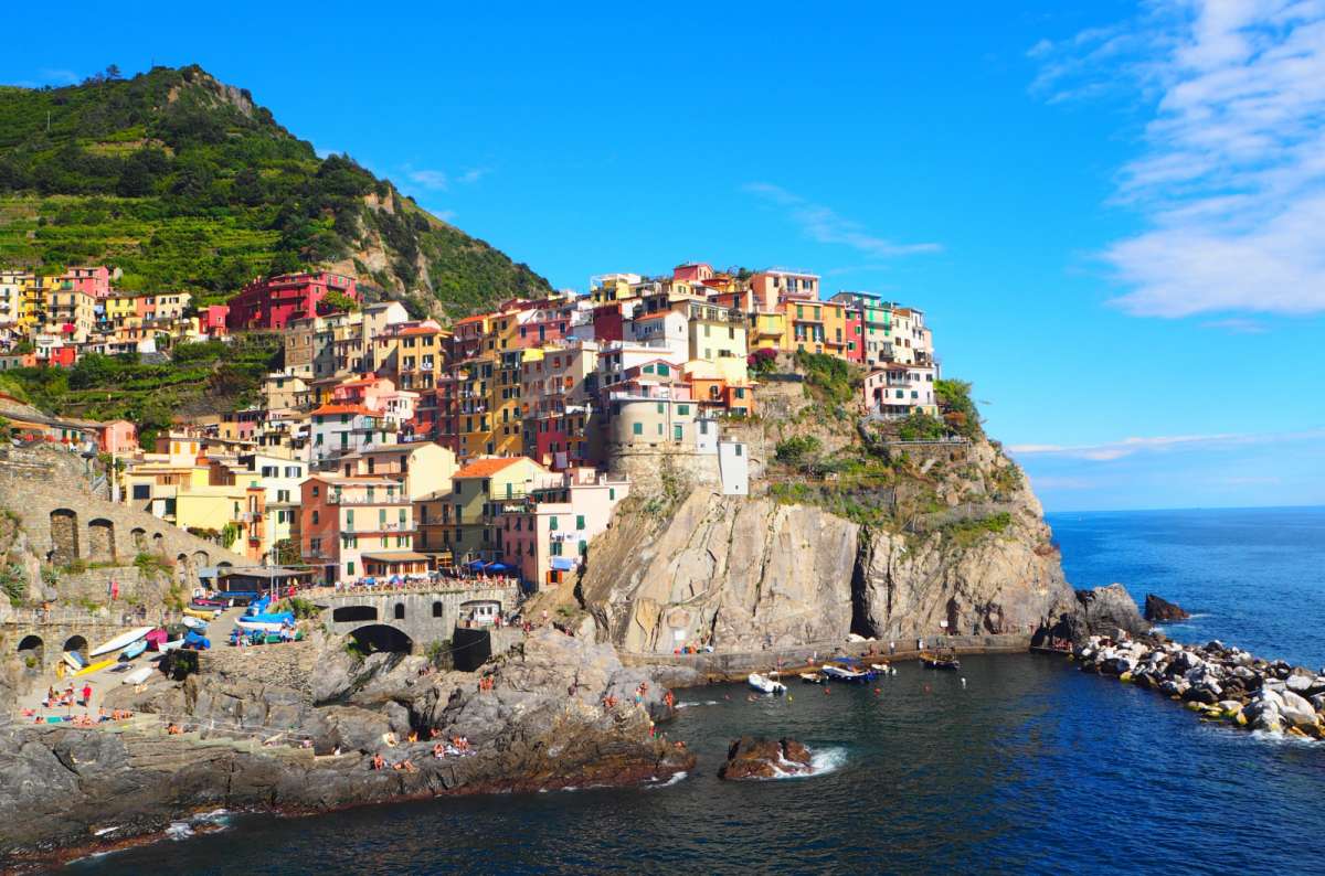 Brightly colored buildingsabove the sea in Manarola, one of the Cinque Terre villages in Italy