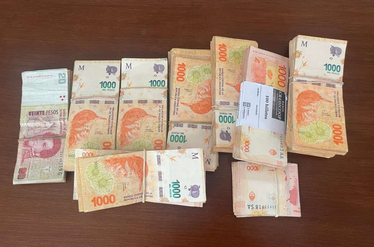 Stacks of Argentine pesos, photo by Next level of Travel
