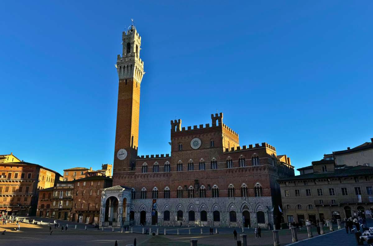 a photo of the Piazza del Campo on a sunny cloudless day, Siena, Italy, photo by Next Level of Travel