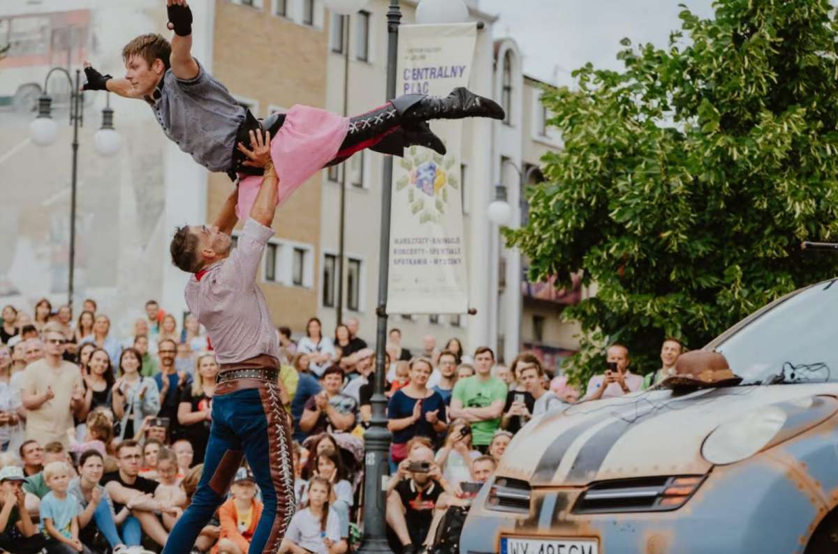 a photo of two artists performing at the Carnaval Sztukmisrzów in Lublin, Poland