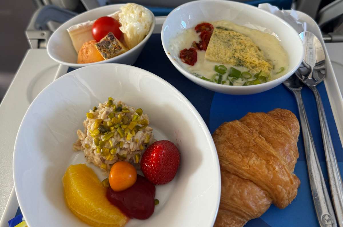 Discover Airlines Business Class breakfast served on Airbus A320 flight, photo by Next Level of Travel