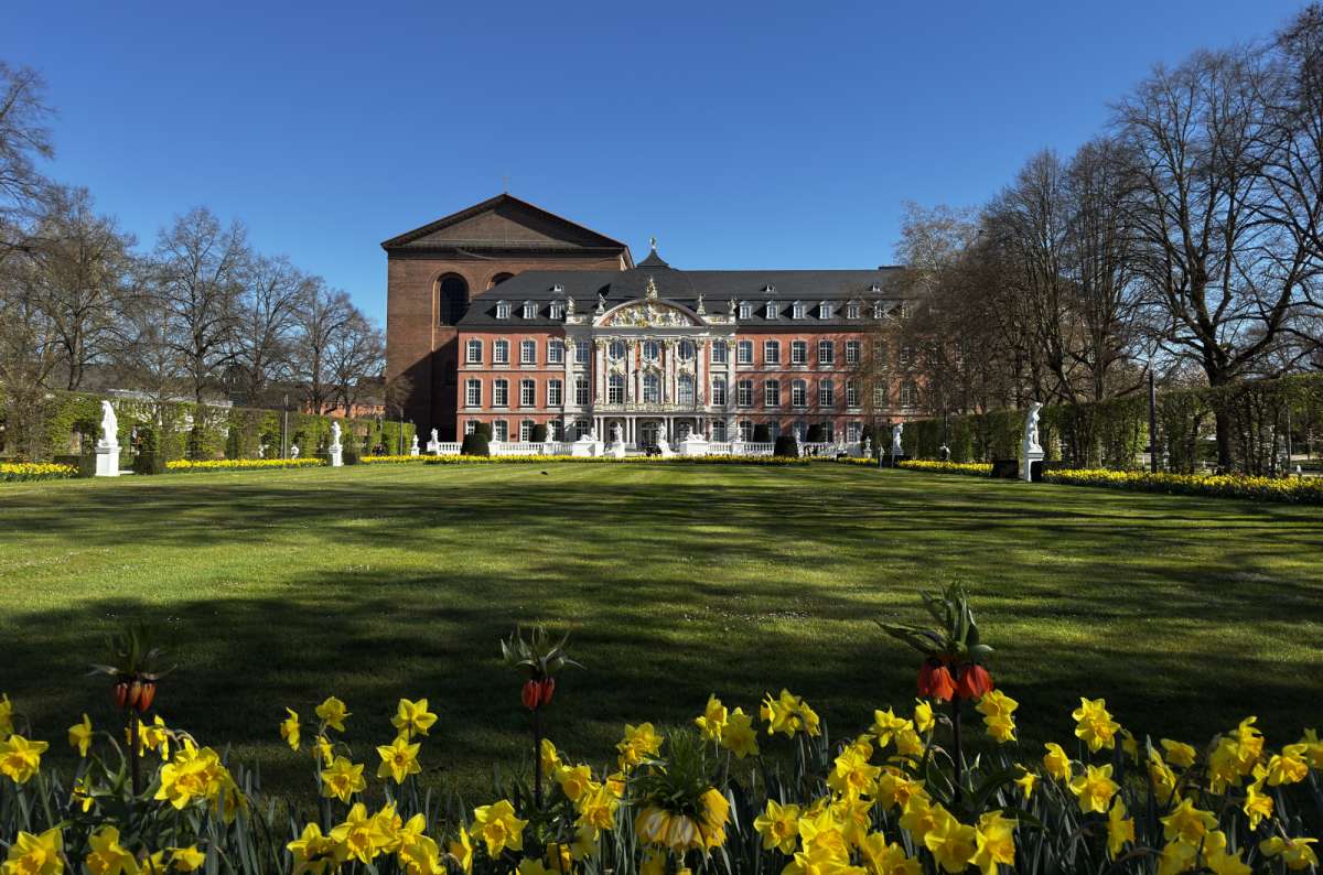 a photo showing the outside of Aula Palatina and the beautiful garden surrounding it, Trier, Germany, photo by Next Level of Travel
