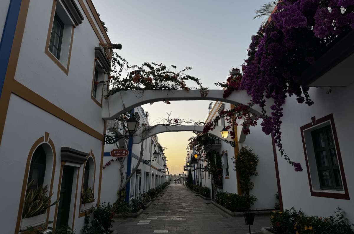 a photo of the streets near Playa de Mogán showing the decorative houses and streets around, Canary Island, photo by Next Levlel of Travel