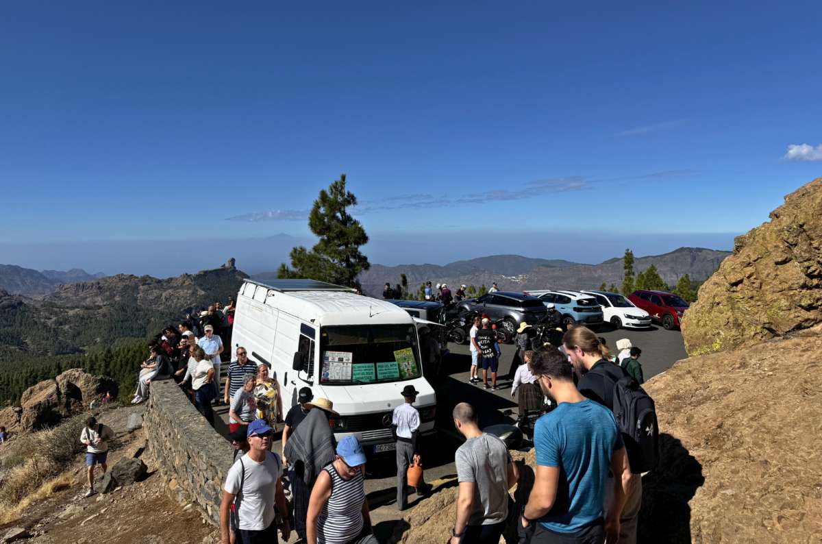 Crowds and parked vehicles at the Roque Nublo viewpoint parking area, Gran Canaria, Spain, photo by Next Level of Travel