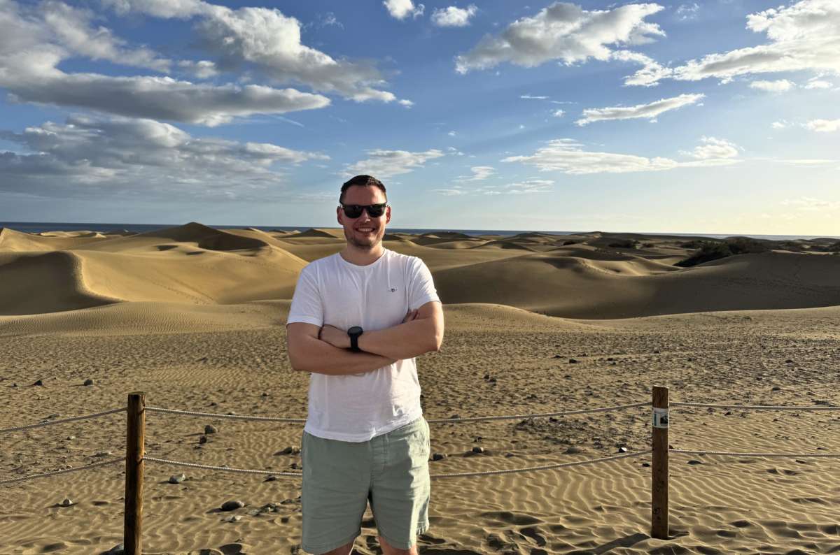 Tourist standing in the Maspalomas Dunes, Gran Canaria, Spain, photo by Next Level of Travel