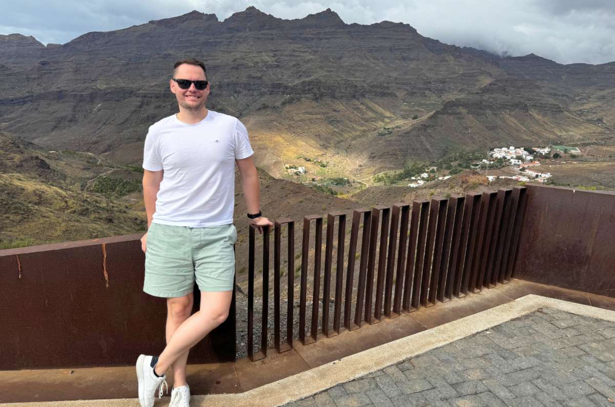 a photo of a tourist at the Mirador de Veneguera viewpoint overlooking the mountains, Gran Canaria, photo by Next Level of Travel