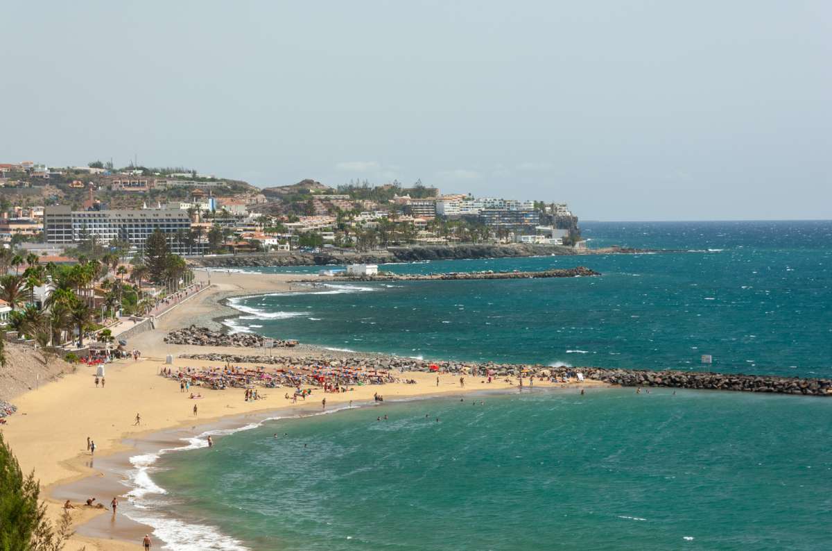 a photo of Playa del Inglés beach and coastline with breakwaters and hotels, Gran Canaria