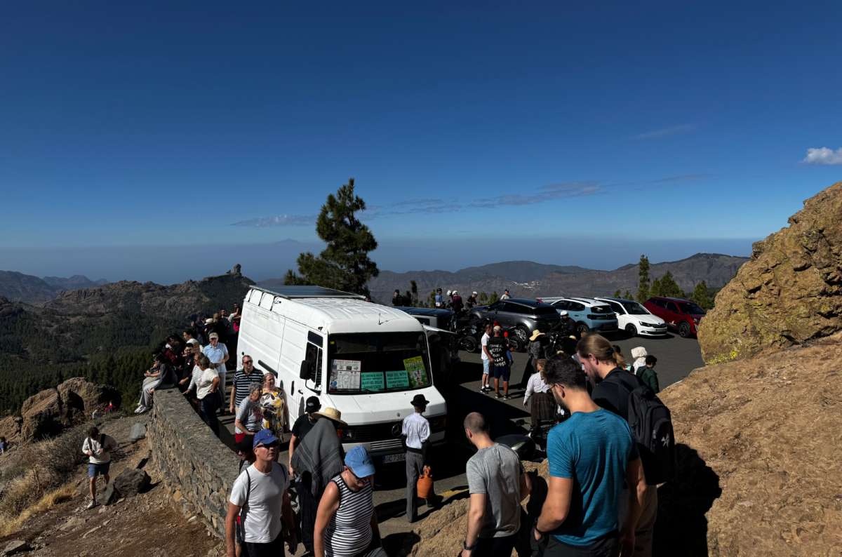 a photo of a busy mountain viewpoint car park crowded with tourists, vans and cars at Pico de las Nieves, Canary Islands, photo by Next Level of Travel