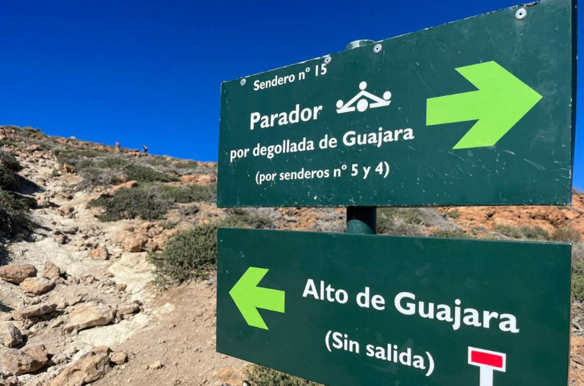 a photo of trail signs pointing toward Alto de Guajara and Parador via Degollada de Guajara