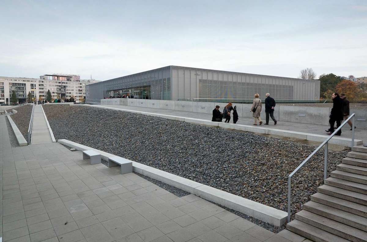 A photo showing the outdoor area of the Topography of Terror museum in Berlin, Germany
