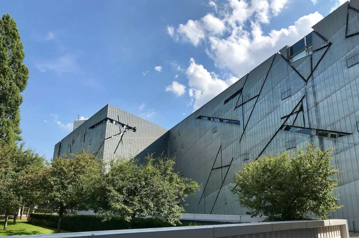 A photo showing the zinc-facade building of the Jewish Museum in Berlin, Germany