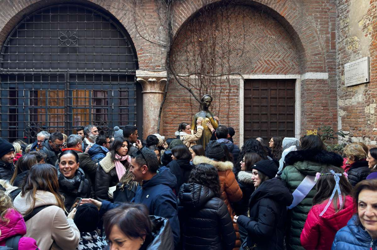 a photo of a dense crowd of visitors filling the courtyard of Juliet's House, Verona, Italy, photo by Next Level of Travel