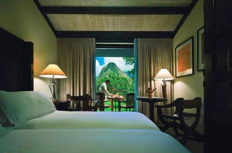 A room of the Sanctuary Lodge A Belmond Hotel with a view of the jungle, top hotel in Machu Picchu