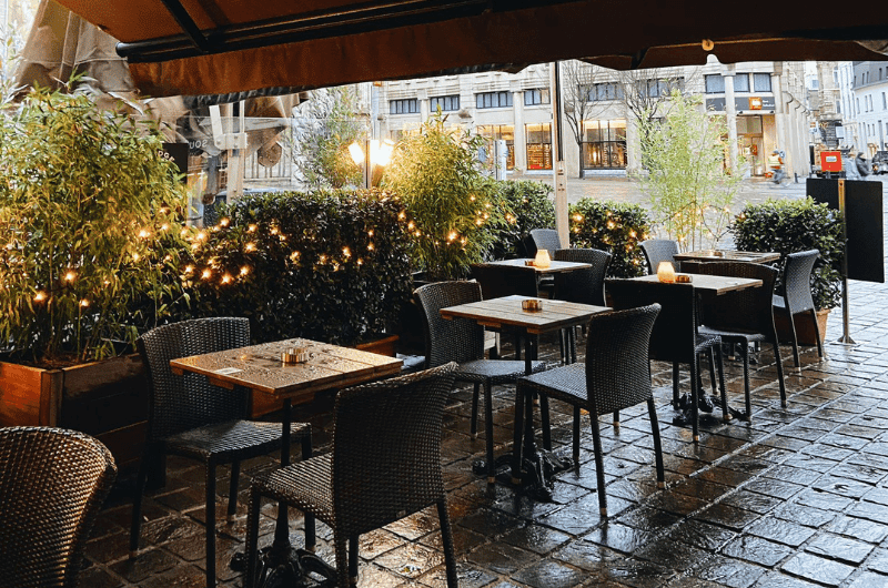 Outdoor sitting area of Bridge restaurant, restaurant in Ghent