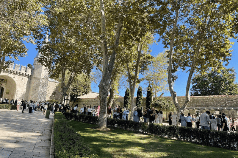 A long line of people waiting to buy tickets at Topkapi Palace in Istanbul
